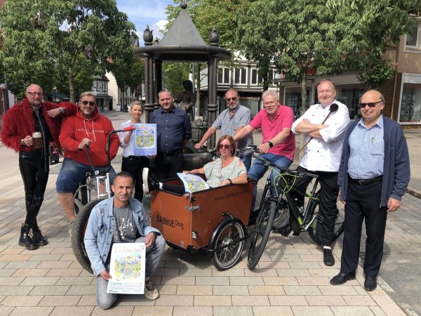 Freuen sich auf die Gäste der Sommer-Radl-Sause: (von links) Uwe Ortmann ("Anno"), Mark-Oliver Weiß (Gastronomie am "Hortus Vitalis"), Musti Sahin (Asper Treffpunkt), Sarah Rodenkirchen und Hasan Agyar ("Blank Bar"), Annette und Dieter Göllner ("Zur Kate"), Jupp Westfeld ("Lebenslang"), Stefan Stock (Gasthaus Rickmeyer) und Ralf Stakelbeck ("Salzestuben"). - © Thomas Reineke