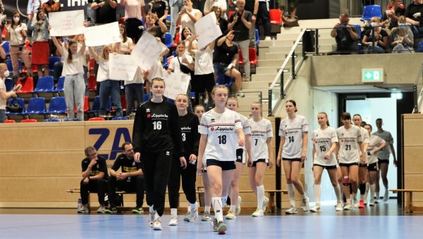 Einmarsch zum Finale: Blombergs Spielerinnen werden von einer großen Fanschar unterstützt. - © Oliver König