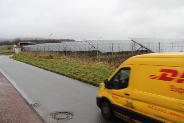 Express-Genehmigungen für neue Freiflächen-Solaranlagen (hier das existierende Areal in Humfeld) verspricht die Gemeindeverwaltung zwar nicht. Ein neuer Leitfaden aus dem Rathaus liefert aber klare Regeln, was möglich ist und was nicht. - © Jens Rademacher