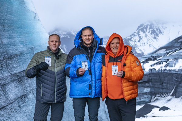 Vier Tage lang haben der Gütersloher Gründer Alexander Weese (v.l.), Ex-Fußball Nationalspieler Rurik Gislason und Unternehmer Ralf Dümmel in Island für einen TV-Clip für "Die Höhle der Löwen" gedreht. - © DS Unternehmensgruppe