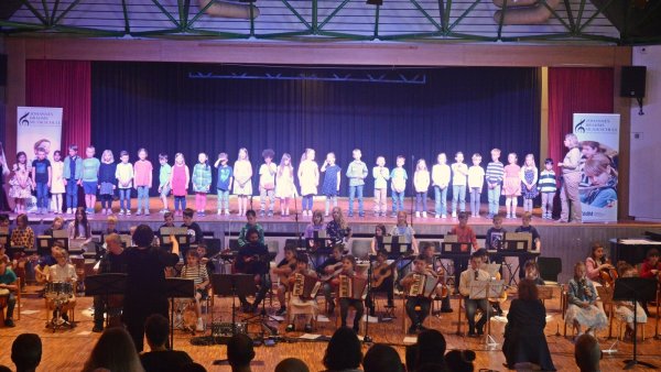 Die "JeKits"-Kinder musizieren gemeinsam auf der Bühne. - © Stadt Detmold