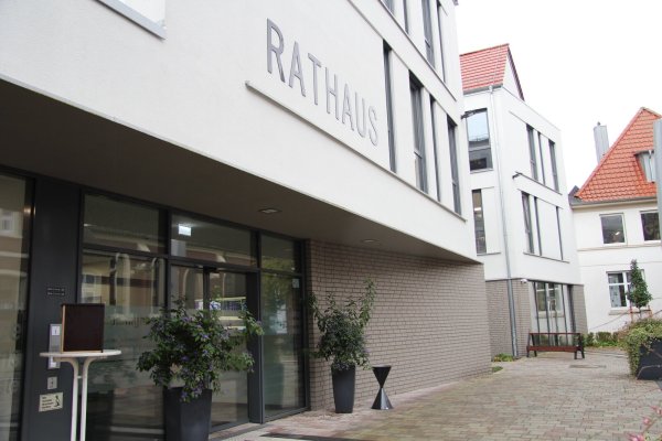 Die Parteien, die die Geschicke im Rathaus mitbestimmen, finden in Lage derzeit keine Kompromisse mehr. Nachdem die Kooperation zwischen CDU und Grünen geplatzt ist, gibt es allenfalls eine knappe Mehrheit. Die SPD hat elf, mit der Stimme des Bürgermeisters zwölf Sitze, die Grünen acht. Dagegen hat die CDU elf, die FDP drei, FWG/BBL zwei, Aufbruch C zwei Sitze und die AFD drei - das ist eine knappe Mehrheit, wenn alle in der Ratssitzung anwesend sind. - © Nadine Uphoff