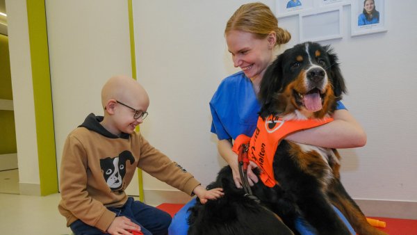 Physiotherapeutin Michalina Chlanda-Stieben mit Berner Sennenhund Mochi und Patient Filip (7) in der neuen Kinderklinik in Bethel. - © Andreas Zobe