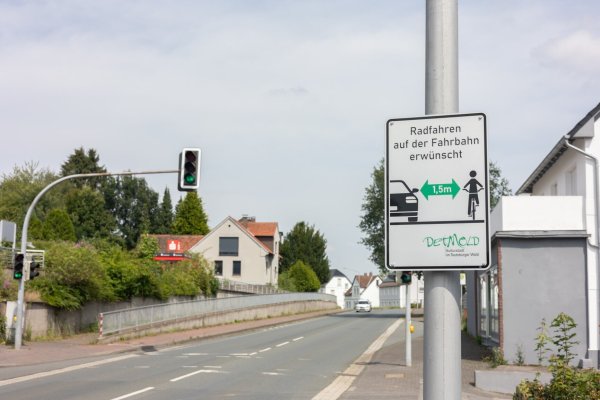 Dieses Schild soll darauf hinweisen, dass Radfahrer auch die Fahrbahn nutzen dürfen. - © Stadt Detmold