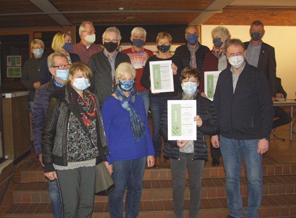 Die drei Siegergruppen aus Göstrup, Silixen und Almena bei der Verleihung der Heimatpreise in der Aula der Sekundarschule. - © Foto: Wulf Daneyko