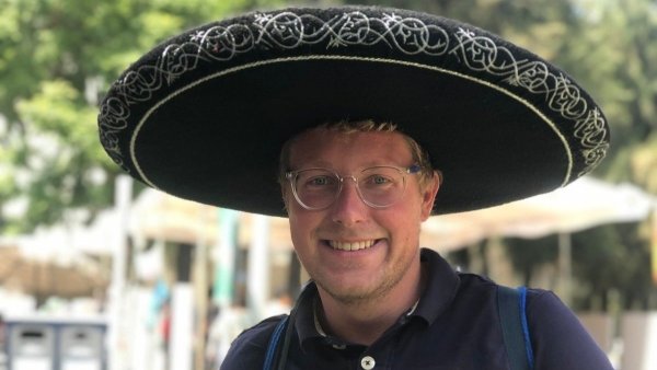 Ganz traditionell trägt Marvin Müller aus Detmold in Mexiko einen Sombrero. - © Marvin Müller