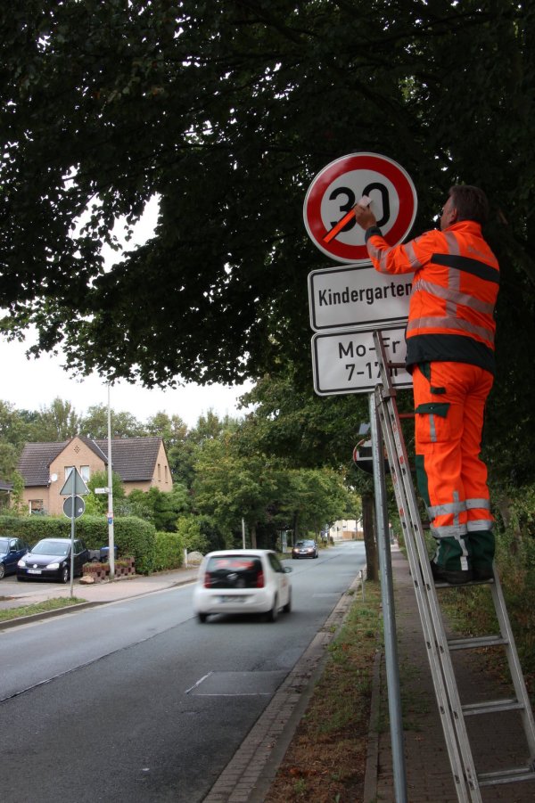 Helge Müller vom Landesbetrieb Straßenbau gibt auf diesem Bild vom August 2018 die Geschwindigkeitsbegrenzung vor dem Kindergarten Entrup frei. Archivfoto: Marlen Grote - © Marlen Grote