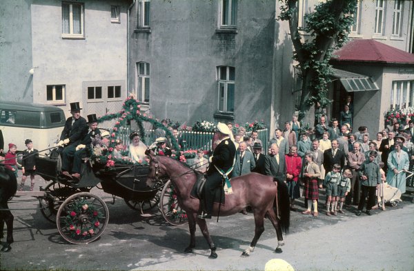 Das erste Fest nach dem Krieg: Die Majestäten Elsbeth und Fritz Schröder nehmen 1957 in der Kutsche die Grüße ihrer Siekholzer Untergebenen entgegen. - © Fotorechte: Schützenverein Siekholz