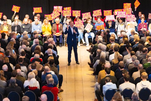 Christian Lindner kämpfte vor 750 Zuhörern und Zuhörerinnen im Bielefelder Lenkwerk um Stimmen. - © Mueller