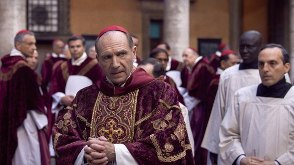 Eine Szene aus dem nun sehr aktuellen Film "Konklave mit Ralph Fiennes in der Hauptrolle. - © picture alliance / ASSOCIATED PRESS