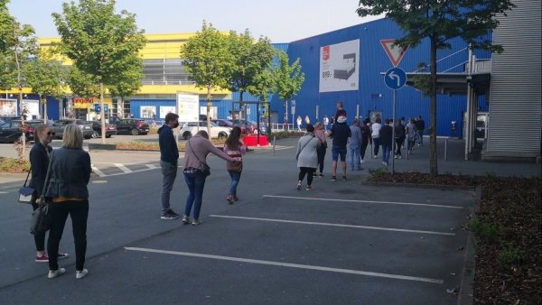 Die Warteschlange geht an dem gesamten Parkplatz vorbei. Der Mindestabstand wird dabei in den allermeisten Fällen eingehalten. - © Yannick Sonntag