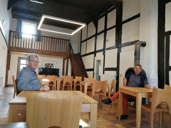 Kirchenältester Klaus Linnemüller und Pastor Holger Postma (von links) im umgebauten Rescherhaus in Wöbbel. Am kommenden Sonntag soll es der Kirchengemeinde offiziell zur Nutzung übergeben werden. - © Freya Köhring
