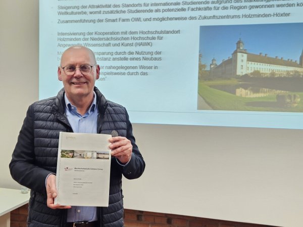 Bernd Klöver präsentierte die wichtigsten Ergebnisse, die das Konsortium in seiner Machbarkeitsstudie erarbeitet hatte. - © Foto: TH OWL