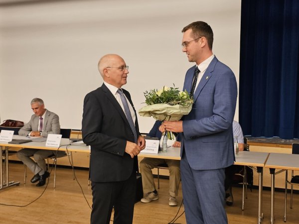 Frank Rayczik (links) ist der zweite Beigeordnete der Stadt Lage und übernimmt den Fachbereich 3, nach der Wahl im Rat gratulierte Bürgermeister Matthias Kalkreuter. - © Astrid Sewing