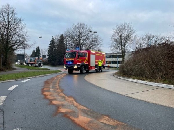 Die Einsatzkräfte streuten großen Mengen Bindemittel auf einer Strecke von rund 12 Kilometern. - © Feuerwehr Lage