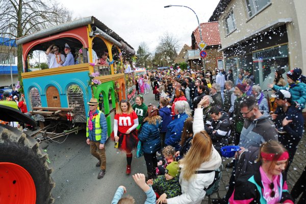 Die Besucher jubeln den 12 Festwagen und 35 Fußgruppen von der Seite aus zu. - © Nicole Ellerbrake