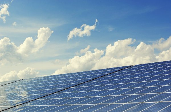 Große Solaranlagen auf Freiflächen, wie hier am Gewerbegebiet Bredenborn, gibt es bereits in Marienmünster. Neue sollen vorerst aber nicht mehr genehmigt werden. - © Symbolbild: Pixabay