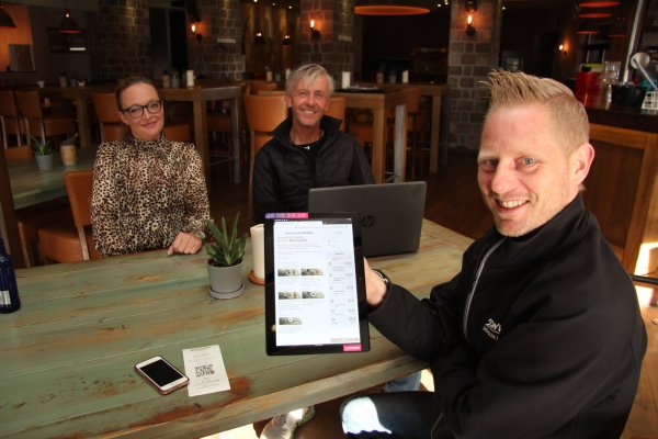 Betriebsleiter Christian Manier zeigt, wie eine Bestellung auf dem Tablet aussieht. Inhaber Frank Weingarten und Stefanie Manier (Öffentlichkeitsarbeit) berichten von unterschiedlichen Reaktionen seitens der Gäste. - © Jana Beckmann