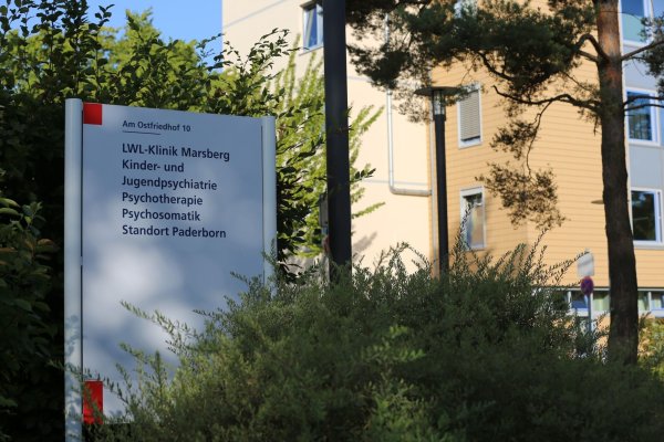 In dieser psychiatrischen Klinik in Paderborn soll eine 13-jährige Patientin eine Betreuerin mit einem spitzen Gegenstand angegriffen haben. Die Frau schwebte zeitweise in Lebensgefahr. - © Christian Müller/dpa
