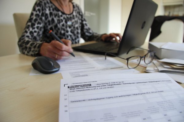 Im Home-Office fallen zusätzliche Kosten an. Werden diese vom Arbeitgeber nicht übernommen, können Büromaterial, Stromauslagen & Co. als Werbungskosten steuerlich abgesetzt werden. Ein separates Büro ist die Voraussetzung dafür.  - © Kirsten Fuhrmann