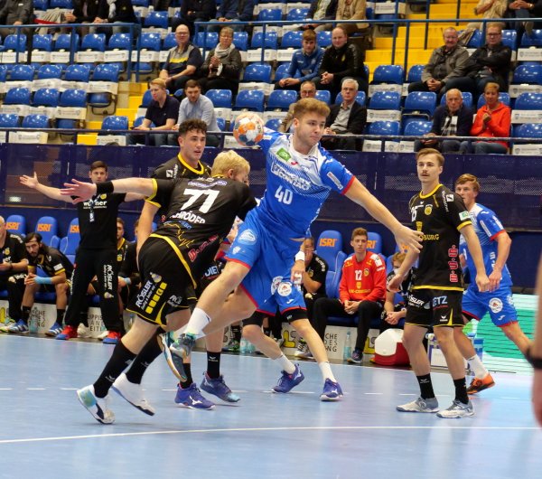 Erster Wurf, erstes Bundesligator. Michel Reitemann erlebte gegen den HSC 2000 Coburg einen Abend, den er so schnell nicht vergessen wird. Hier flutscht er an Coburgs Kapitän Andreas Schröder vorbei.  - © Jörg Hagemann