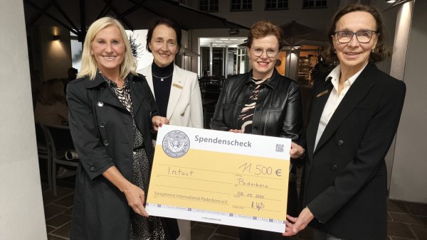 11.500 Euro für die Aufklärungsarbeit in Sachen Genitalverstümmelung: Christa Müller (Gründerin (I)NTACT, von links) nimmt den Spendenscheck von Dr. Dorothee Kronlage, Daniela Meschede und Helga Voß entgegen. - © SI Club Paderborn