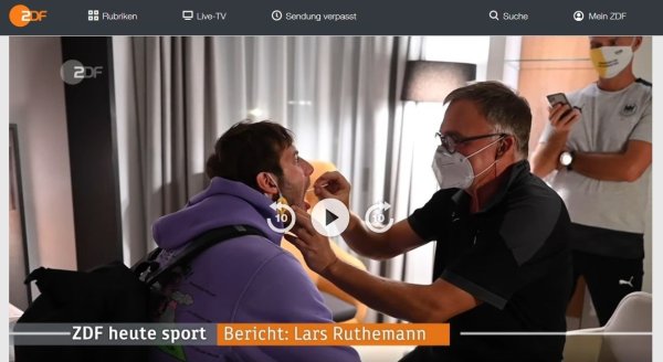 Die entscheidende Szene aus dem ZDF-Beitrag über die deutsche Nationalmannschaft in den Heute-Nachrichten vom 3. November: DHB-Teamarzt Dr. Kurt Steuer entnimmt Uwe Gensheimer eine Speichelprobe. Dabei trägt der Mediziner lediglich eine Maske. Schutzbekleidung, Gesichtsvisier und Handschuhe sind nicht zu sehen. Screenshot: MT - © Screenshot Marcus Riechmann