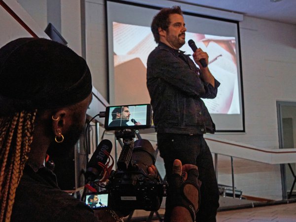Bob Sala im Fokus. Beim "Learn & Give" stehen die Fotografen auch selbst vor der Linse. Profi Equipment ist allgegenwärtig. - © Till Sadlowski