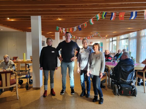 Meike Möller-Friedrich, Michael Dickewied, Anke Biermann und Ulrike Berner sind mit den Bewohnern auf virtuelle Reisen gegangen. - © Vasco Stemmer