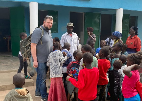 Fabian Hoheisel versucht bei seinen Aufenthalten, wie hier in Gambia, die Kinder für das Projekt zu sensibilisieren. - © Bildrechte: Fabian Hoheisel