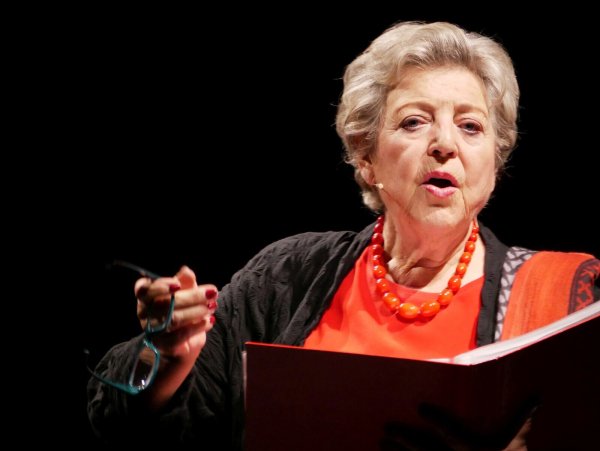 Mord mit Mutter`n. Marie Luise Marjan begeistert in ihrer Lesung mit Kurzkrimis von Ralf Kramp und agiert mit dem Publikum des Landestheaters. - © Thomas Krügler