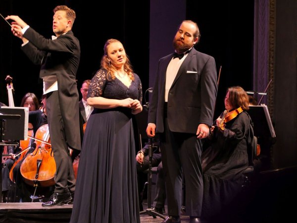 Neujahrskonzert mit Wiener Charme: Sopranistin Christin Stanowsky und Barition Jonah Spungin brillieren im Neujahrskonzert mit dem Symphonischen Orchester unter Leitung von Per-Otto-Johansson. - © Thomas Krügler