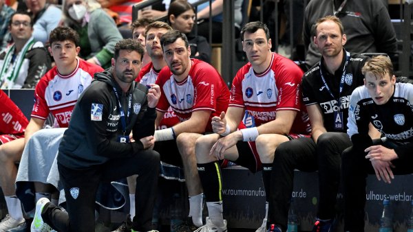 Trainer Florian Kehrmann und seine Spieler auf der Bank schauen staunend aufs Spielfeld. In Wetzlar musste der TBV sich geschlagen geben. - © Mathias M. Lehmann