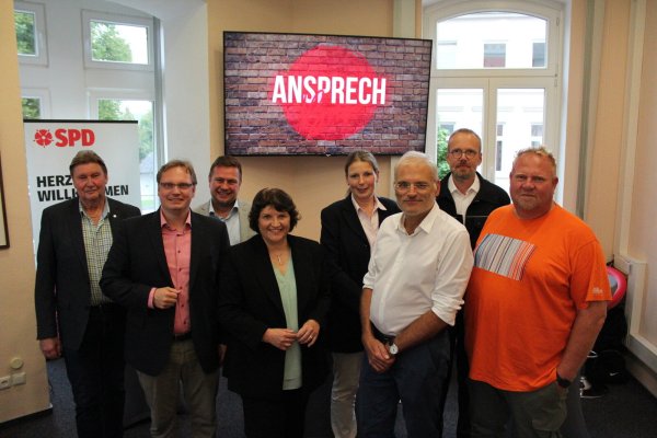Diskutieren über den Schutz vor Extremwetter in Lippe: Jürgen Berghahn, SPD-Bundestagsabgeordneter für Lippe (von links), Dennis Maelzer, Alexander Baer und Ellen Stock (alle drei SPD-Landtagsabgeordnete aus Lippe), Dr. Kerstin Ahaus, Leiterin des Gesundheitsamtes des Kreises Lippe, Prof. Oliver Hall, Architekt und Städteplaner an der TH OWL, Thorsten Meier, Fachberater des Technischen-Hilfswerks in Detmold und Henning Schwarze, Klimaschutzmanager der Gemeinde Schlangen. - © Abgeordnetenbüro Ellen Stock