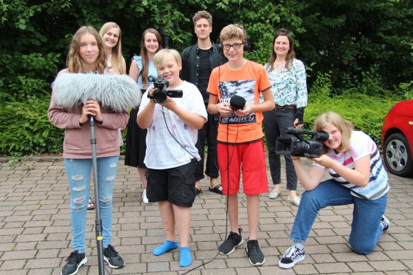 Die Jugendlichen (vorne, von links) Anna Meierjohann, Ben Kuhlemeier, Cesur Sucu und Cathrina Kropp haben zwei Dokumentarfilme gedreht. Dabei bekamen sie Unterstützung von (hinten, von links) Johanna Müller, Martha Johannsmeier, Marvin Hesse und Anna-Maria Nacke. - © Nadine Uphoff