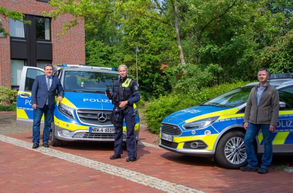 Landrat Dr. Axel Lehmann, Polizeikommissarin Katharina Gröne und Polizei-Werkstattleiter Sven Schmidt (von links) präsentieren die neuen Streifenwagen der lippischen Polizei. Bis Mitte kommenden Jahres werden alle 37 Wagen ausgetauscht. - © Raphael Bartling