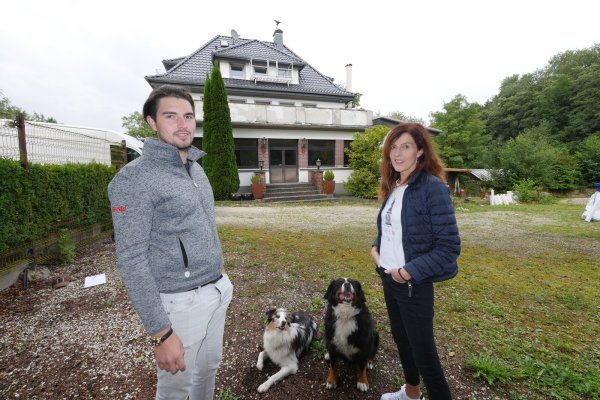 Sylvia Cord freut sich gemeinsam mit ihren Sohn Dustin schon auf nächsten Sommer, wenn das "Waldschlösschen" in neuem Glanz eröffnen soll. Für Hunde wie "Happy" (links) und "Aimy" soll es dann einen speziellen Auslaufbereich geben. Die Kiesfläche wird zur Süd-Terrasse umgebaut, die Steinbrüstung auf dem Dach des Vorbaus wird einem Geländer weichen. An der Dachgaube ist einer der Notausstiege zu sehen, die wegen Brandschutz-Vorschriften installiert werden mussten. - © Jost Wolf