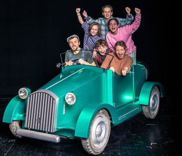 Benjamin Sommerfeld (unten von links), Leopold Wormuth, Johanna Spantel sowie Julie Löwen (oben von links), Julia Heckel und Fatima Mhanna sind mit dem Wunderauto Tschitti Tschitti Bäng Bäng unterwegs. - © Marc Lontzek