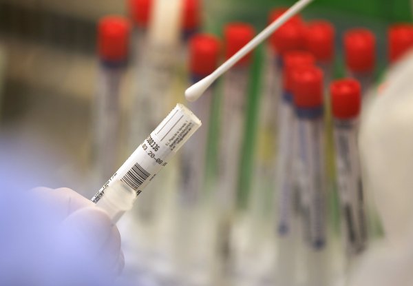 Zum Nachweis einer Infektion werden im Labor Abstriche aus dem Nasen-Rachen-Raum auf das Sars-CoV-2-Virus getestet. Am Klinikum Lippe wird jeder neue Patient getestet, das Personal hingegen nur unter bestimmten Voraussetzungen. - © Oliver Berg/dpa