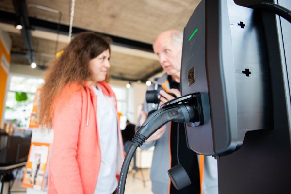 Weidmüller entwickelt und produziert unter anderem Lösungen für die Elektromobilität. Das Unternehmen lädt zu seinem E-Mobilitäts-Tag in die Detmolder Fußgängerzone ein. - © Weidmüller