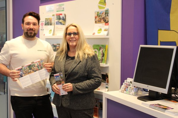 Lucas Noke, Leiter des Lagenser Tourismus-Büros, und Stadtführerin Bianca Sievert stellen das neue Programm vor. - © Lorraine Brinkmann