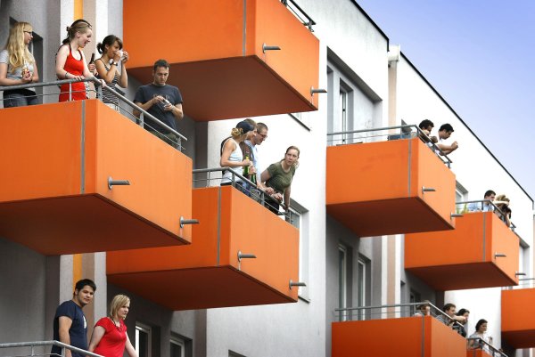 Das Foto zeigt die sogenannte "Orangenkiste", eine Wohnanlage für Studierende in Bielefeld. - © Andreas Frücht