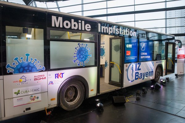 Ein Bus, der zur Impfstation umfunktioniert wurde, steht im Nürnberger Corona-Impfzentrum. - © dpa/Daniel Karmann