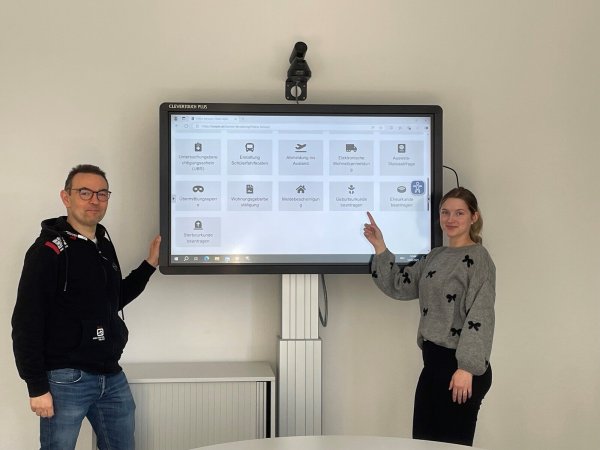 Thorsten Mitschke (Digitalsierungsbeauftragter /DV-Koordinator) und Svenja Findorff (Sachbearbeiterin im Ordnungs- und Sozialamt sowie der Stabstelle Zukunftsfragen) weisen auf die neuen Online-Dienste der Stadt hin. - © Stadt Lügde