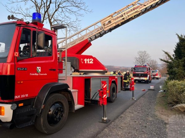 Der letzte Einsatz: Mit der Drehleiter gelangten die Feuerwehrkräfte an den brennenden Schornstein. - © Löschzug Bösingfeld