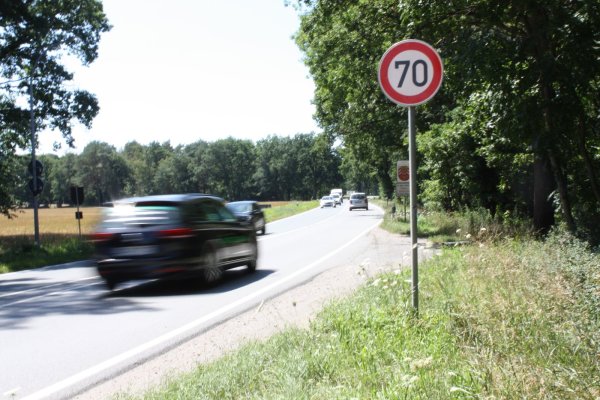 Die Strecke ist mittlerweile ein Unfallschwerpunkt. Darum hat die Stadt Schloß Holte-Stukenbrock sich jetzt doch dafür entschieden, das Tempo hier auf 70 Kilometer pro Stunde zu drosseln. - © Christina Pfrommer