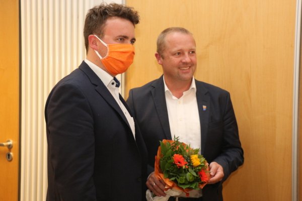 Im Jahr 2020 gratulierte Julian Gerber, Fraktionschef der CDU, Mario Hecker noch zur Wahl. Damals gehörte die Partei zum Bündnis, das den parteilosen Bürgermeister stützte. Jetzt wird Gerber zum Konkurrenten. - © Katrin Kantelberg(LZ)