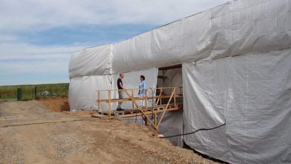 Dirk Kornhoff, Bereichsleiter Wasser bei den Stadtwerken Detmold, und Pressesprecherin Eva Ellminger sehen sich die Bauarbeiten am Hochbehälter an. - © Jana Beckmann