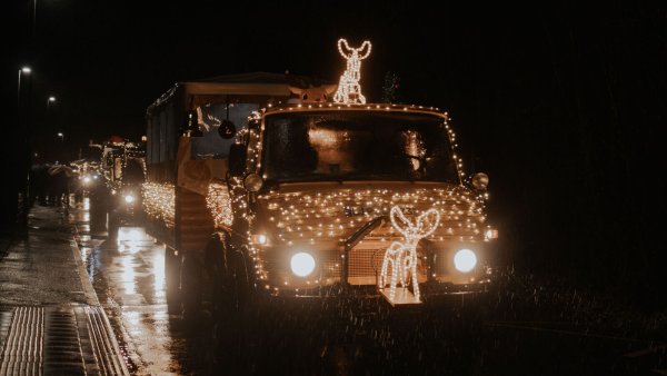 Am 21. Dezember werden festlich beleuchtete Trecker wieder durch Wüsten fahren. - © MC Wüsten