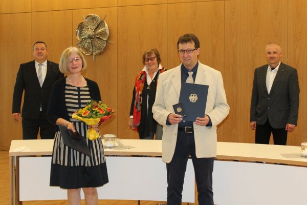Dr. Elke Treude und Frank Huismann (vorn, von links) erhalten für ihr Engagement die Verdienstmedaille des Verdienstordens aus den Händen von Landrat Dr. Axel Lehmann (hinten links). Zu den Gratulanten gehören Christ-Dore Richter (stellvertretende Bürgermeisterin der Stadt Detmold) und Heinz-Dieter Krüger (Bürgermeister Stadt Horn-Bad Meinberg) (hinten, von links). - © Kreis Lippe